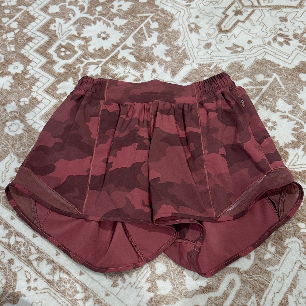 Lululemon Low Rise Hotty Hot Shorts 4"